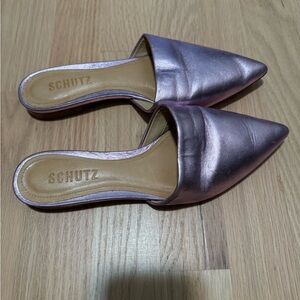 Schutz metallic purple mule